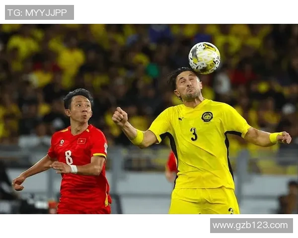 足球球星冷漠引发关注球迷与媒体探讨竞技与人性之间微妙关系